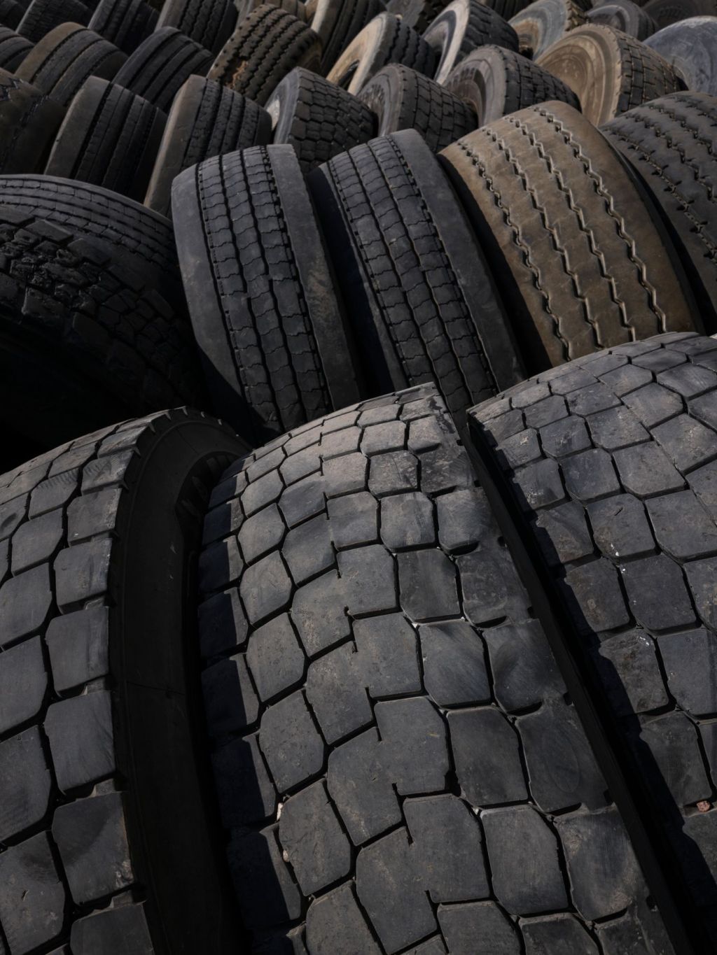 Heavy truck tyres seen from the side